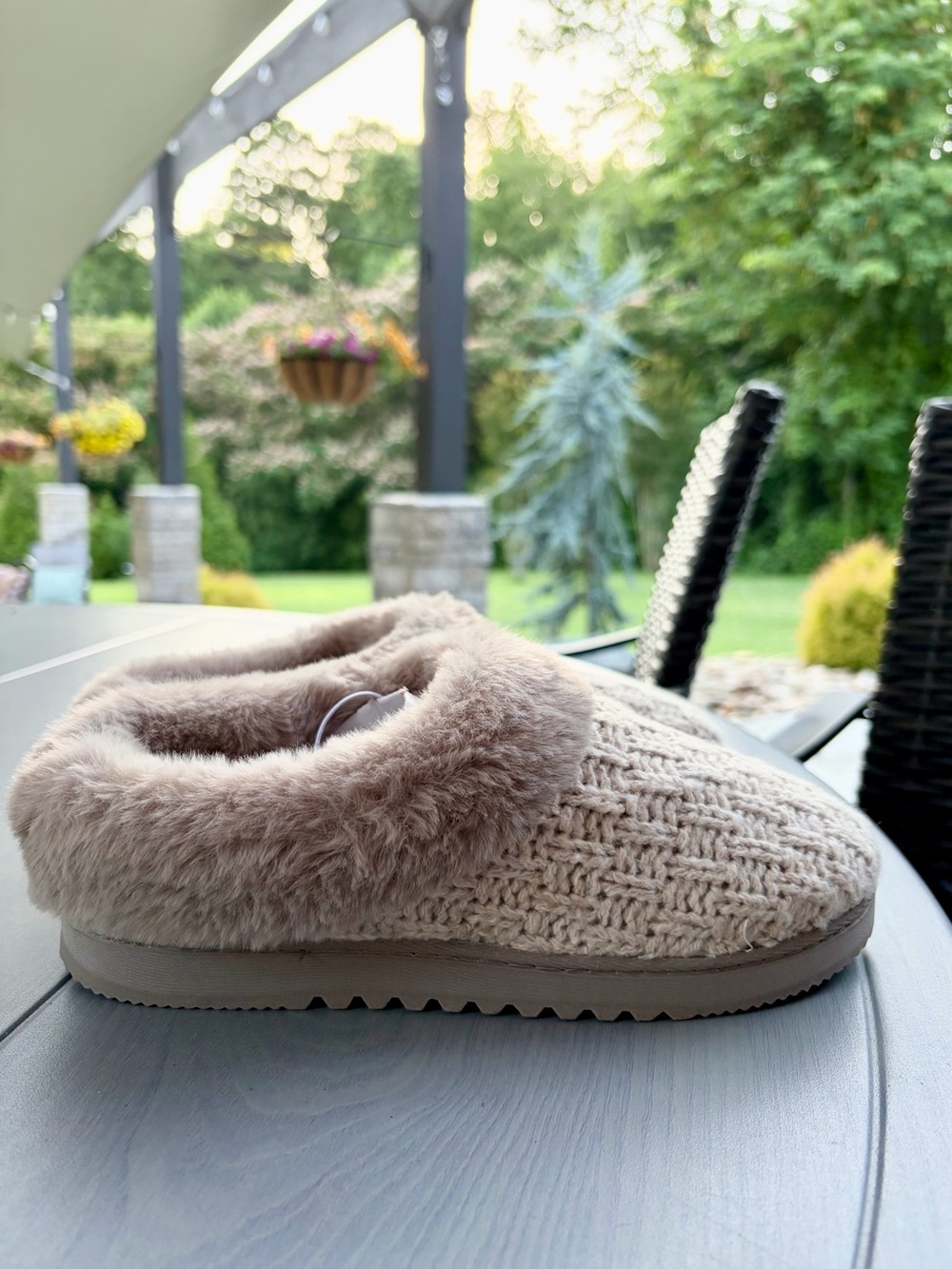 dearfoams Women's Hannah Festive Knit Clog Faux-Fur Slip-On Slippers Size 7-8 💕